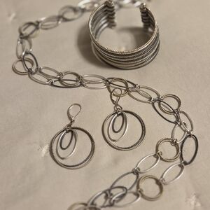 Premier Designs 36" Tri Color Necklace With Earrings And Bracelet